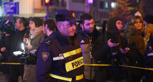 Оцепление новостройки на пересечении улиц Автандила и Вепхисткаосани, в районе Диди Дигоми в Тбилиси, где произошел взрыв. 

Фото STRINGER  https://sputnik-georgia.ru/reviews/20190117/243952159/Krov-zastyla-v-zhilakh---tragediya-v-Tbilisi-shokirovala-vsyu-stranu.html