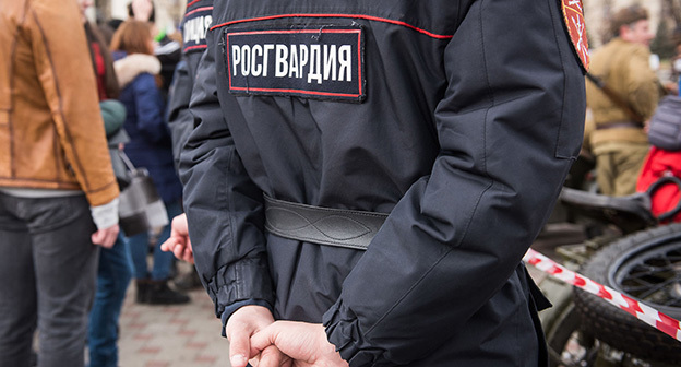 Сотрудник Росгвардии. © Фото Елены Синеок, Юга.ру