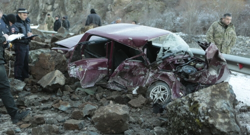 Сотрудники полиции и МЧС возле поврежденного из-за обвала скалы автомобиля. Фото: пресс-служба президента Южной Осетии. http://presidentruo.org/anatolij-bibilov-osmotrel-avarijnyj-uchastok-dorogi-cxinval-dzau/ Сотрудники полиции и МЧС возле поврежденного из-за обвала скалы автомобиля. Фото: пресс-служба президента Южной Осетии. http://presidentruo.org/anatolij-bibilov-osmotrel-avarijnyj-uchastok-dorogi-cxinval-dzau/