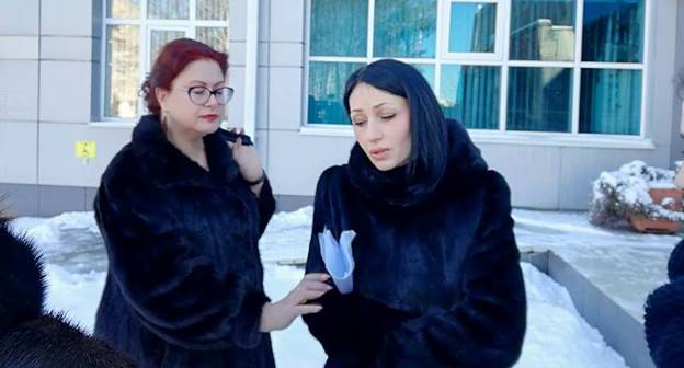Адвокат потерпевших Анжелика Сикоева и вдова Цкаева Земфира у здания суда 18 января 2019 года. Фото Эммы Марзоевой для "Кавказского узла"