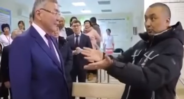 Мерген Цеденов (справа) обращается к главе Калмыкии Алексею Орлову (слева) 17 января 2019 года. Скриншот с видео https://www.youtube.com/watch?v=SKgZ7R_BIS8