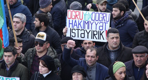 Участники митинга с плакатом: "Мы хотим правильное правительство без вора". Баку, 19 января 2019 года. Фото Азиза Каримова для "Кавказского узла"