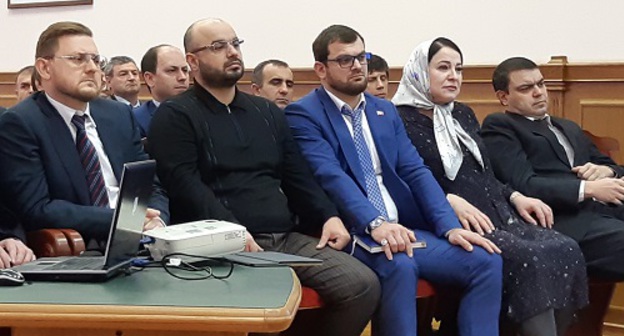 Кандидаты в мэры Махачкалы. Слева - Салман Дадаев. Фото Тимура Исаева для "Кавказского узла". 