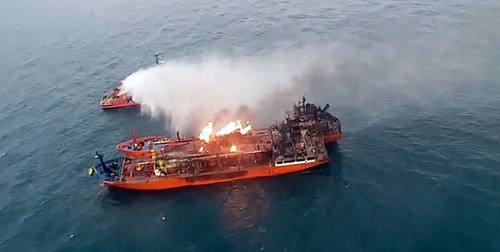 Горящее судно в Керченском проливе. Фото пресс-службы СК РФ