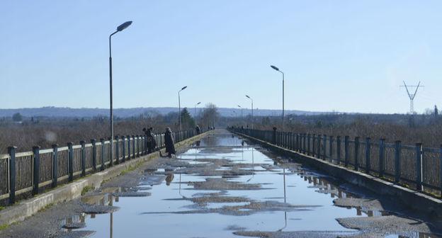 Пограничный пункт Ингур в Гальском районе Абхазии.  Фото Sputnik Роберт Джопуа
 https://sputnik-abkhazia.ru/Abkhazia/20190123/1026393914/Zhiteli-Gala-trebovali-otkryt-granitsu-reshit-vopros-vidom-zhitelstvo.html