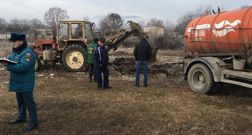 Работы на месте порыва водопровода. Фото: ГУ МЧС по Карачаево-Черкесии http://09.mchs.gov.ru/operationalpage/operational/item/7864309/ 