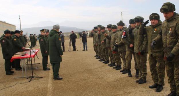 Военнослужащие батальона военной полиции, вернувшиеся из Сирии. Фото со страницы "Администрация Города Буйнакска" в Facebook https://www.facebook.com/BuynakskAdm/posts/2375016222778106?__xts__[0]=68.ARArksA7IVpV7VapB_4NsKE9UVoqYKOWs0cEWGHV-63AAu8ZJ-UCavLISs9vBoNJoa0x6oZjsyqfafvFT8255CuN_eNwImY94H7A3Hn7FWiLPhdodn9nXbqO8nqKuxNGxwP_2-ZiaNkIgv552Fwgnp2RVGcKDtTvFqwr-OJjFko-xrFJJFYzwadsf9MFMtWqT_PynemZxF8DfNsor2PKL6FDN4hLaRertlqT37tq2-pXzhb2q0WQiwb95VSl4EbEPJQHileFxaxT6xBVBcU8LG72bVZPEjJl_FK1ywADyOloORSTeS2vVDuEKYFyi_oOTNnIyoMr2tWsp2mzD8d2e6AFOEdY&__tn__=-R