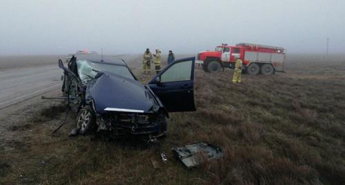 Место ДТП в Черноземельском районе Калмыкии. Фото пресс-службы МЧС республики http://08.mchs.gov.ru/pressroom/news/item/7865587/
