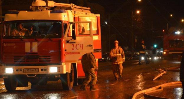 Спасатели на месте тушения пожара. Фото: пресс-служба ГУ МЧС по Чечне http://95.mchs.gov.ru/operationalpage/operational/item/7866115/