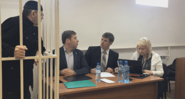 Оюб Титиев и его адвокаты. Фото Патимат Махмудовой для "Кавказского узла"