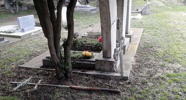 Вырванный крест у могил На старом кладбище в Анапе  . Фото: DimAnapa. http://www.livekuban.ru/news/proisshestviya/vandaly-vyrvali-kresty-s-mogil-na-starom-kladbishche-anapy-/