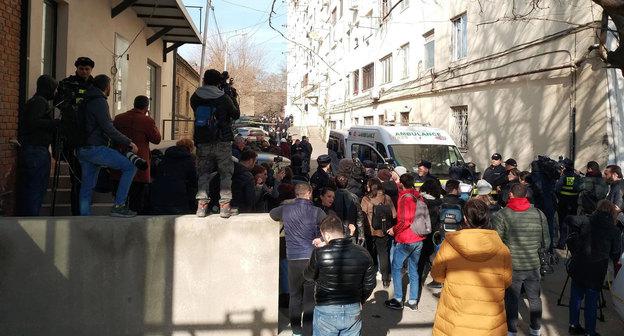 Машина скорой помощи у дома на улице Кетеван Цамебули, где произошла утечка газа. Фото Sputnik / Alex Shlamov
 https://sputnik-georgia.ru/politics/20190131/244136737/Gazovoe-oborudovanie-v-domakh-zhiteley-Gruzii-okazhetsya-pod-nablyudeniem.html