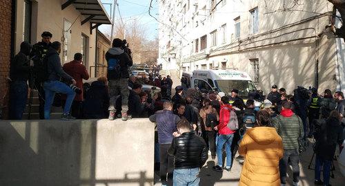 Машина скорой помощи у дома на улице Кетеван Цамебули, где произошла утечка газа. Фото Sputnik / Alex Shlamov
 https://sputnik-georgia.ru/politics/20190131/244136737/Gazovoe-oborudovanie-v-domakh-zhiteley-Gruzii-okazhetsya-pod-nablyudeniem.html