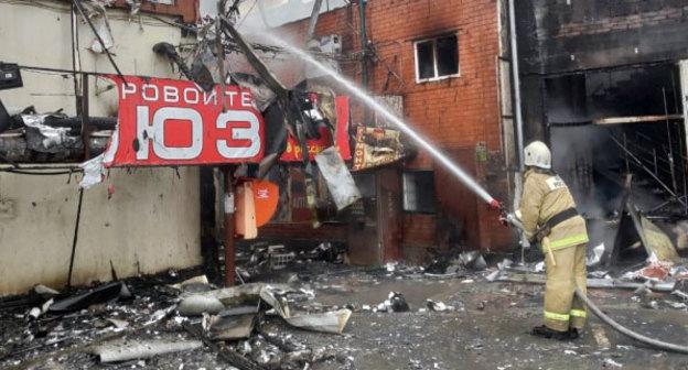 Сотрудники МЧС на ликвидации пожара в Кизляре Фото: Пресс-служба МЧС РФ
