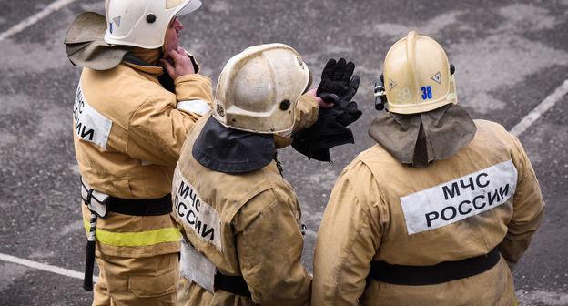 Сотрудники МЧС на пожаре. Фото:  Елены Синеок, Юга.ру https://www.yuga.ru/news/437911/
