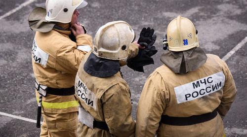 Сотрудники МЧС на пожаре. Фото:  Елены Синеок, Юга.ру https://www.yuga.ru/news/437911/
