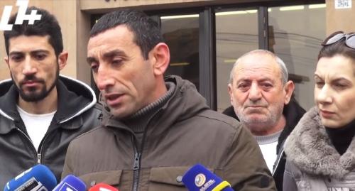 Сотрудники ереванского зоопарка перед зданием мэрии общаются с журналистами. Стоп-кадр видео a1plus.am