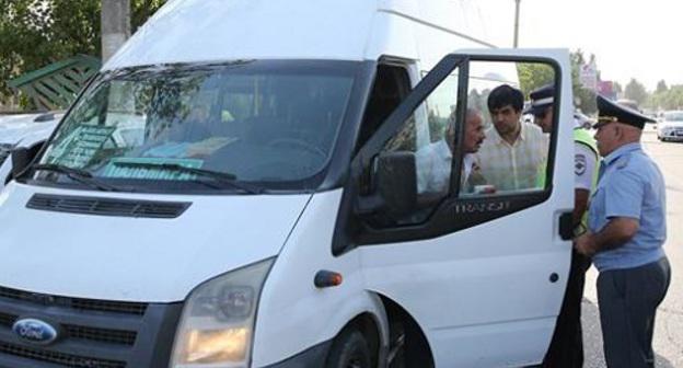 Водитель маршрутки и сотрудники полиции в Махачкале. Фото: пресс-служба Комитета Управлением имуществом Махачкалы. https://kui.mkala.ru/info/news/2018/07/04/news_18465.html