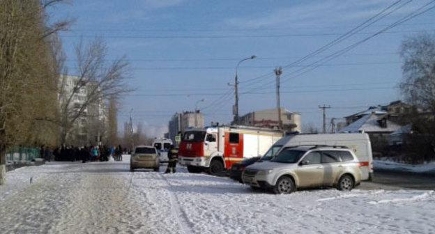 Пожарные и полиция окружают школу в Волгограде после сообщений о бомбе. Фото: Виктория Рындина https://v1.ru/text/gorod/65898671