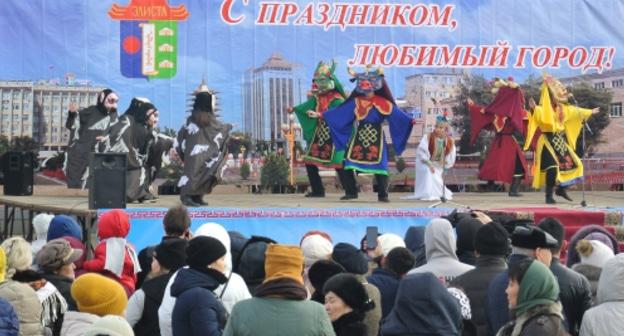 Жители Элисты на празднике Цаган сар. Фото: Бадма Бюрчиев для "Кавказского узла".