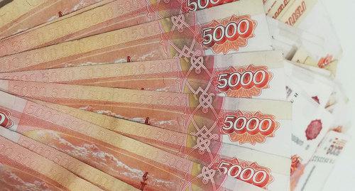 Денежные купюры. Фото Нины Тумановой для "Кавказского узла"