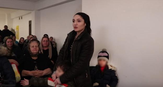 Макка Хамхоева (справа) во время обращения к Рамзану Кадырову. Кадр видео пользователя Совет тейпов ингушского народа https://www.youtube.com/watch?v=29fSbrM1SPE
