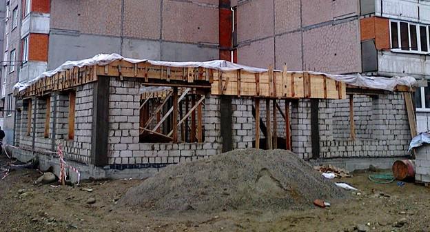 Строящийся магазин у многоэтажек в Нальчике. Фото Людмилы Маратовой для "Кавказского узла"