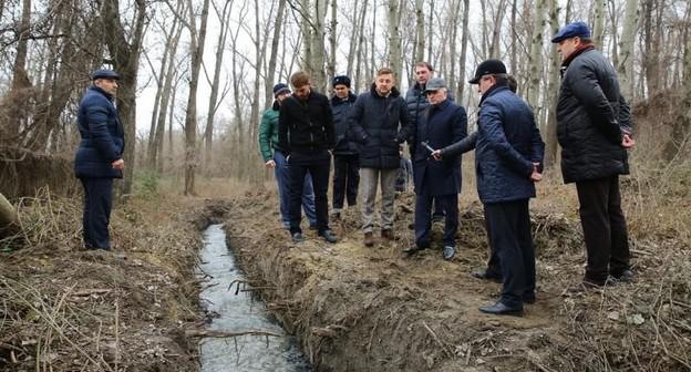 Чиновники мэрии Махачкалы осматривают вырытую в Эльтавском лесу канализационную траншею, 8 февраля 2019 года, https://www.mkala.ru/info/news/2019/02/08/news_20291.html