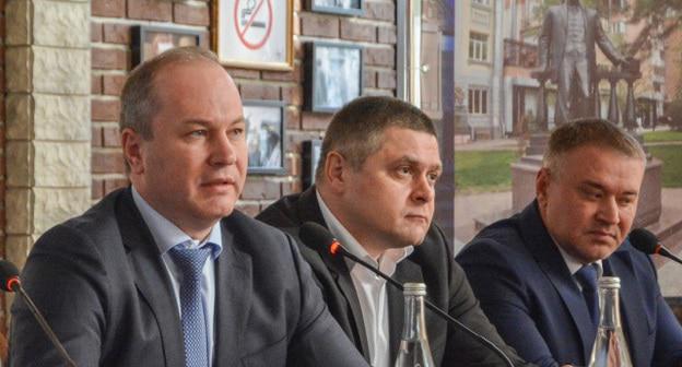 Денис Станиславов (в центре). Фото: Пресс-служба администрации города Ростова-на-Дону http://www.rostov-gorod.info/press_center/news/22/45271/