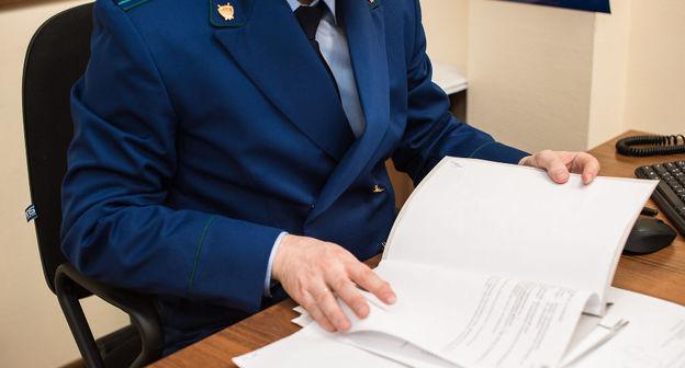 Сотрудник прокуратуры.  Фото Елены Синеок, Юга.ру
