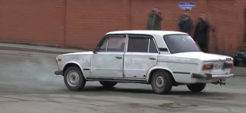 Переделанные для движения задом наперед "Жигули". Кадр видео пользователя 
SVAрщик https://www.youtube.com/watch?time_continue=237&v=S7kelRsqFyU