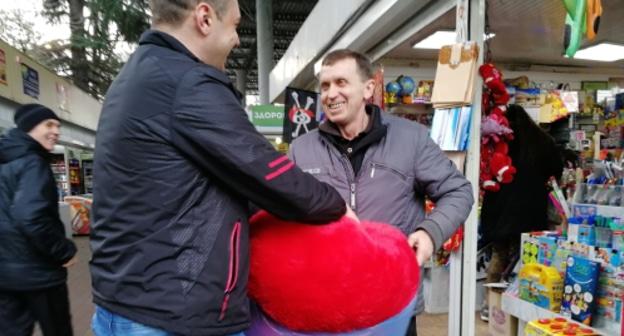 Мужчина покупает подарки ко Дню влюбленных. Фото Светланы Кравченко для "Кавказского узла".