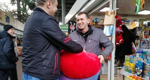 Мужчина покупает подарки ко Дню влюбленных. Фото Светланы Кравченко для "Кавказского узла".