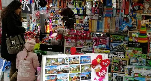 Покупатели в ларьке сувениров в Сочи. Фото Светланы Кравченко для "Кавказского узла".