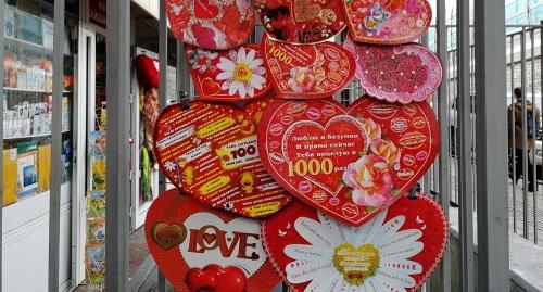 Открытки ко дню св. Валентина в Сочи. Фото Светланы Кравченко для "Кавказского узла".