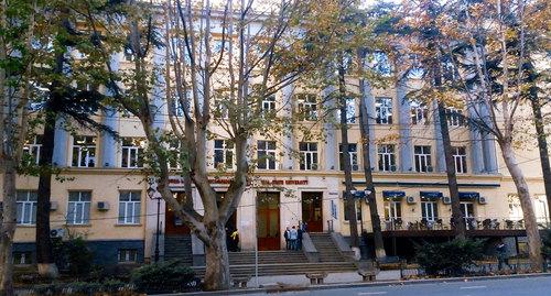 Здание университета Ильи в Тбилиси. Фото Qwelly https://ru.wikipedia.org/wiki/Государственный_университет_Ильи#/media/File:Iliauni1korpusi.jpg