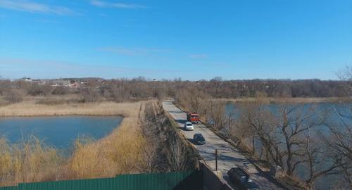 Дорога через дамбу водохранилища Ростовское море. Кадр видео пользователя Предтеченский городок https://www.youtube.com/watch?v=A54G9x1STNU
