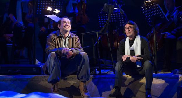 Константин Хабенский (слева) и Юрий Башмет на спектакле "Не покидай свою планету", которым традиционно открывается Зимний международный фестиваль искусств в Сочи. 16 февраля 2018 года. Фото пресс-службы фестиваля. http://wiafs.ru/gallery/ne-pokidaj-svoyu-planetu/