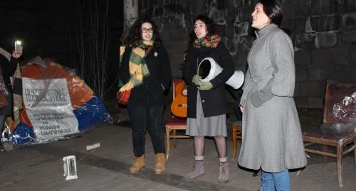 Музыканты поют песни в поддержку режиссера Оганеса Галстяна. Фото Тиграна Петросяна для "Кавказского узла".
