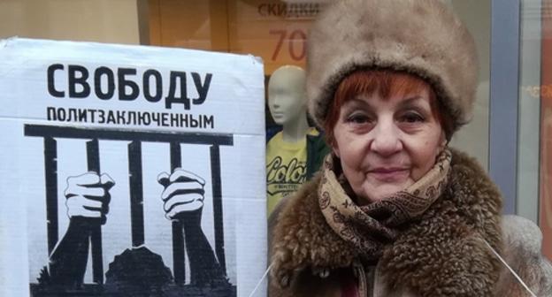 Активистка Галина Тихенко на пикете потребовала освободить российских политзаключенных. Волгоград, 17 февраля 2019 года. Фото Татьяны Филимоновой для "Кавказского узла".