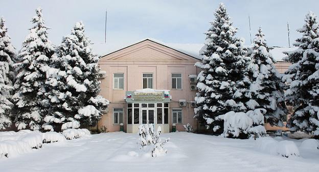 Административное здание Сулейман-Стальского района Дагестана. Фото: Пресс-служба  МР "СУЛЕЙМАН-СТАЛЬСКИЙ РАЙОН"  http://www.suleiman-stalskiy.ru/fotogalereya/index.php?PAGE_NAME=detail&SECTION_ID=29&ELEMENT_ID=151