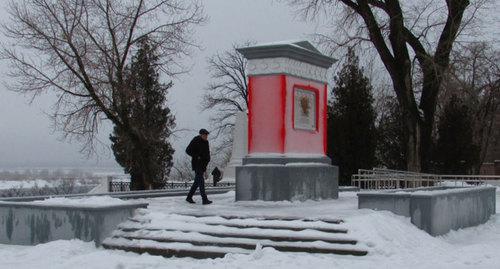 Памятник "Место, где в 1942-1943 гг. находился блиндаж пункта связи (позывной "Ролик") дивизии генерала Людникова", после ремонта. Фото Вячеслава Ященко для "Кавказского узла"