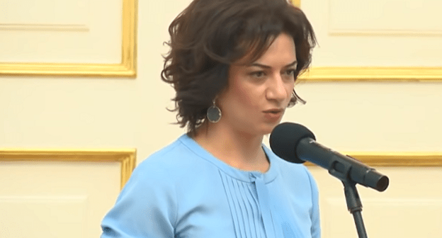 Анна Акопян представляет проект "Женщины во имя мира". Кадр видео пользователя "Великая Армения" на YouTube
https://www.youtube.com/watch?v=scjsa5ACaS4