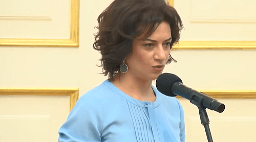 Анна Акопян представляет проект "Женщины во имя мира". Кадр видео пользователя "Великая Армения" на YouTube
https://www.youtube.com/watch?v=scjsa5ACaS4