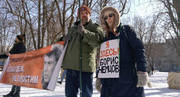 Участница митинга памяти Бориса Немцова в Ростове-на-Дону. Фото Константина Волгина для "Кавказского узла"