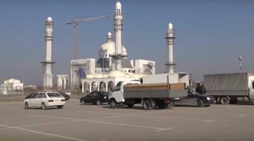 Благотворительная акция в память о депортации чеченцев и ингушей, 23 февраля 2019 года. Шали. Скриншот видео телекомпании "Грозный", https://grozny.tv/news.php?id=30815