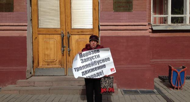 Жительница Астрахани Мария Степанова во время одиночного пикета за возвращение троллейбусов у здания администрации губернатора Астраханской области. Фото Алены Садовской для "Кавказского узла"