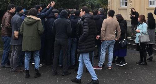 Активисты обсуждают закон перед зданием парламента. Фото Дмитрия  Статейнова для "Кавказского узла".