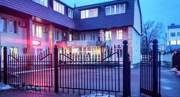 Северо-Кавказский окружной военный суд вечером. Фото Константина Волгина для "Кавказского узла"