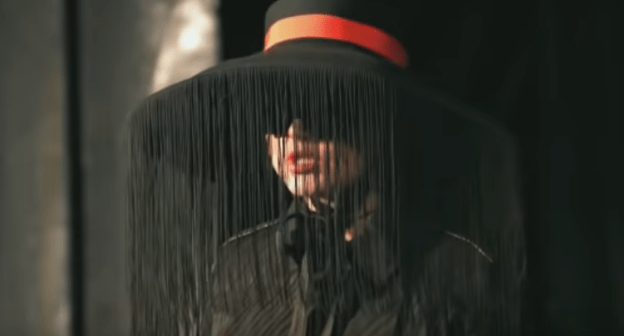 Скриншот видео спектакля "Охота на мужчин". Youtube-канал театральной компании Intermedia, https://www.youtube.com/watch?v=-iHRyBk4M7w